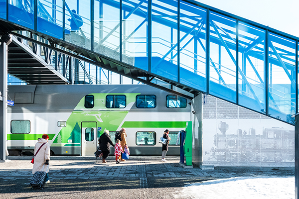 Joensuun rautatieasema ja VR:n kaukojuna.