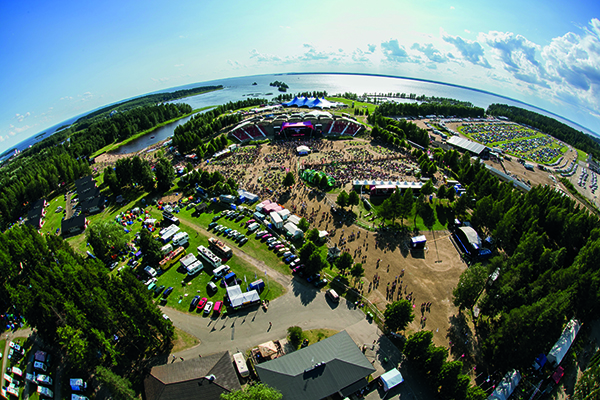 Ilmakuva festivaalialueesta, jossa paljon ihmisiä.