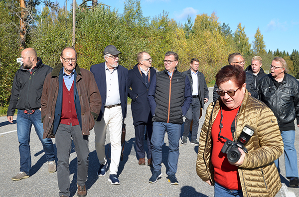Pääministeri Petteri Orpo (kuvassa keskellä) vieraili Heinävedellä 30. syyskuuta 2024 tutustumassa Palokin koskiin.